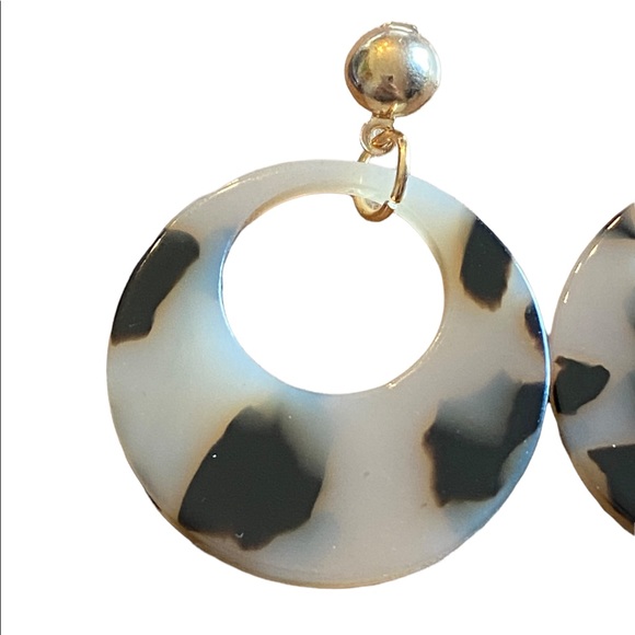 Tortoise Shell and Gold Hoop Drop Earrings - Picture 2 of 6